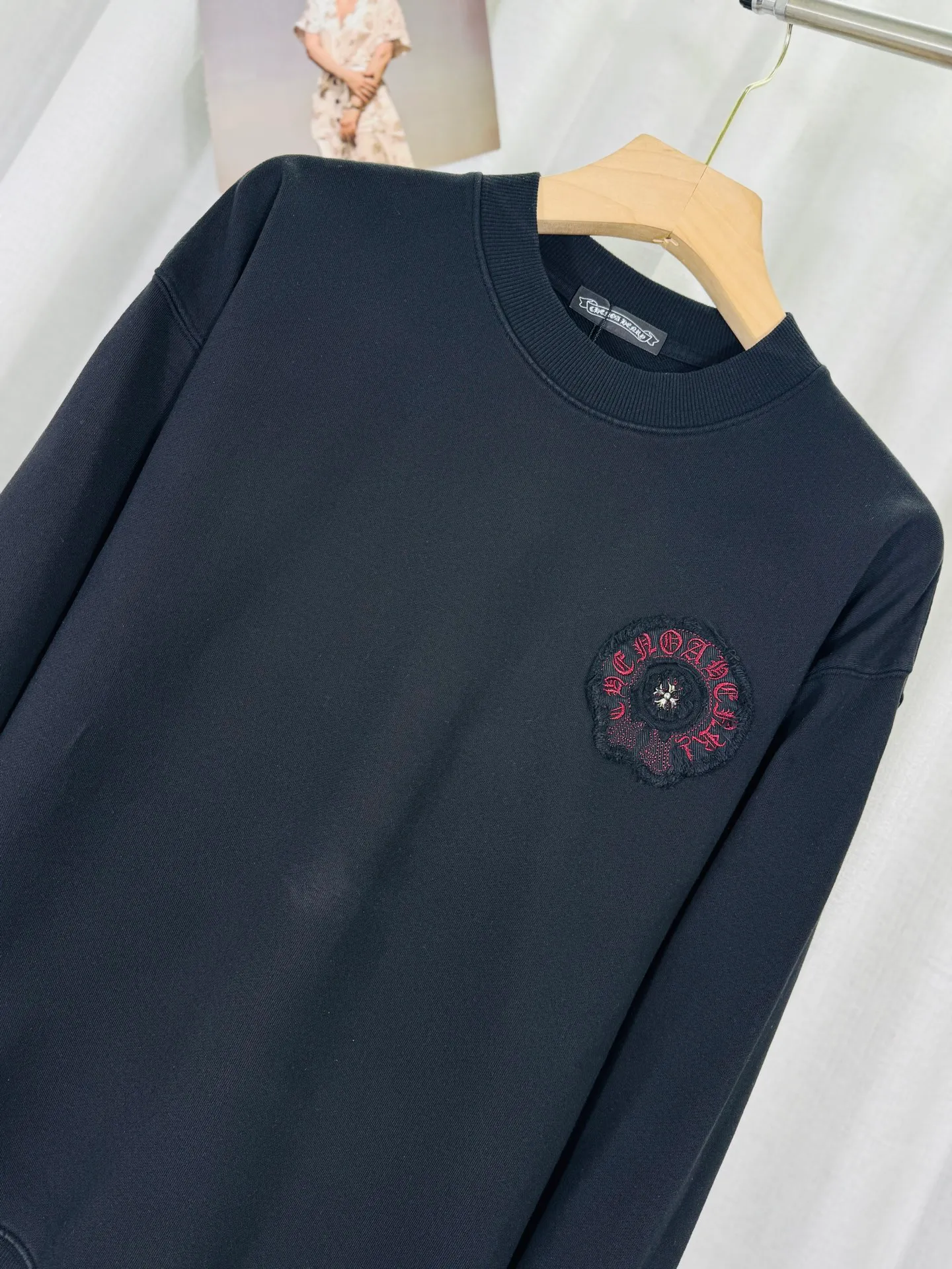 P260 top version, real shot without P, ​​different from market currency) 𝗖𝗵𝗿𝗼𝗺𝗲 𝗛𝗲𝗮𝗿𝘁𝘀/Croxin 2025 3D three-dimensional autumn and winter new original single counter American laser color printed patch embroidered couple casual sweatshirt 👑The highest version! Customized fabric 430g tripe terry fabric! Appliqué embroidery hardware accessories, best-selling items at the counter, very comfortable to wear. Accessories: original molded and authenticated collar label ➕ 100% silk wash water label. Genuine purchase-grade original hangtag➕matching hanging rope➕3D hanging beads➕original packaging bag. Craftsmanship: The original version has consistent wiring! The highest version of the armhole matching technique! Color: White Black Size: S M L XL Style No.: 9305